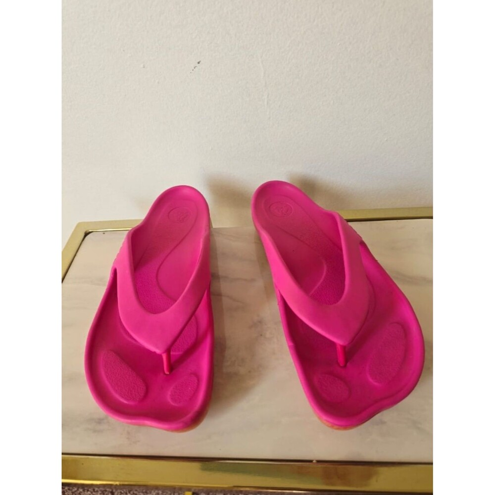 Crocs Beach Women’s Pink Sandals Size 6.